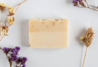 Zdjęcie: mydełko w kształcie prostokąta, w kolorze beżowym, ręcznie robione