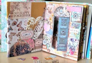 Zdjęcie: album wykonany w technice scrapbookingu, w kolorach pastelowych, z przewagą różu i błękitu