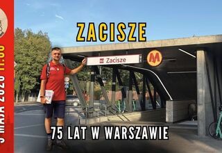 Plakat: Na tle wejścia do metra Zacisze mężczyzna w czerwonej koszulce i krótkich spodniach