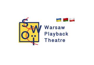 Grafika: Warsaw Playback Theatre, nad napisem trzy flagi: ukraińska, białoruska, polska, po lewej logo teatru SWOI