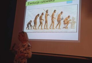 Zdjęcie z prezentacji z wykładu obok stojąca kobieta w średnim wieku