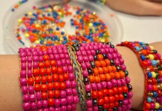 Zdjęcie: trzy koralikowe bransoletki na ręku, w odcieniach różu i czerwieni