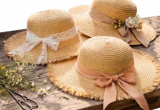 Zdjęcie: Grafika trzy kapelusze słomkowe leżące na desce