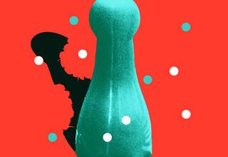 Grafika: zielony pionek do gry, w tle jego czarne tło rozpadające się, pomarańczowe tło