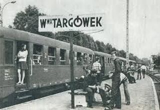 Stare zdjęcie czarni-białe przedstawiające peron z napisem  WwaTargówek, foto: https://www.facebook.com/TargowekHistoria/