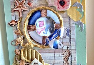 Zdjęcie: praca wykonana w technice scrapbookingu, w kolorach pastelowych, z przewagą zielonego i błękitu, z morskimi akcentami