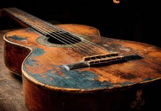 Zdjęcie: grafika przedstawiająca leżącą gitarę z wyraźnymi odpryskami farby