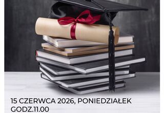Zdjęcie plakatu na zakończenie roku akademickiego UTW 2025/2026. Na słupku utworzonym z książek i zwiniętym w rulon dyplomie leży czapka akademicka