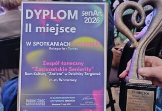 Zdjęcie dyplomu i statuetki za zajecie II miejsca w mazowieckich Spotkaniach Artystycznych Seniorów