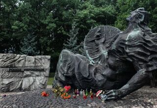 Zdjęcie pomnika na Cmentarzu Powstańców Warszawy, foto: https://polskieradio24.pl/artykul/2855123,cmentarz-powstancow-warszawy-sto-tysiecy-nieznanych-imion