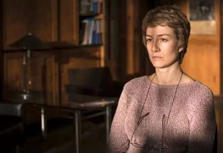 Zdjęcie: kobieta w średnim wieku w krótkich włosach i w okularach na łańcuszku widziana z profilu, fot. Filmweb