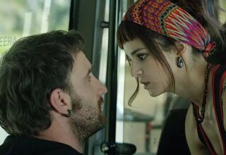 Zdjęcie: kobieta i mężczyzna patrzący sobie w oczy, fot. Filmweb
