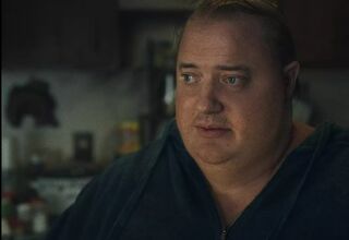 Zdjęcie: mężczyzna w ciemnym t-shircie patrzący w bok, fot. Filmweb