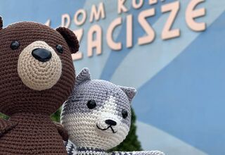 Zdjęcie: Dwa misie, ręcznie  uszyte, brązowy i szary, w tle napis Dom Kultury Zacisze