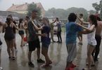 Litewski taniec narodowy w deszczu