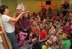 Dyrektor DK „Zacisze” czyta dzieciom na Targówku