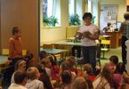 Dyrektor DK „Zacisze” czyta dzieciom na Targówku