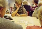 Seniorzy grają kartami