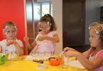 Dziewczynki z goglami ochronnymi na głowach prowadzą eksperyment