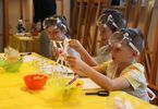 Dzieci z goglami ochronnymi na głowach prowadzą eksperyment