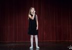 Dziewczynka śpiewa na scenie