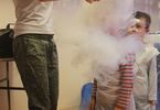 Kobieta wypuszcza chmurę dymu na dwóch chłopców