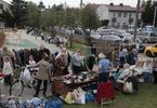 Grupa ludzi uczestniczy w Pchlim Targu na podwórku
