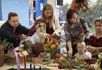 Kobiety i dzieci tworzą dekoracje z roślin