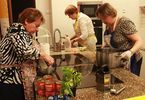 Grupa kobiet gotuje