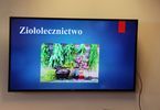 Ekran z prezentacją o ziołolecznictwie