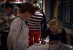Katarzyna Żak daje autograf kobiecie