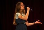 Dziewczyna śpiewa na scenie