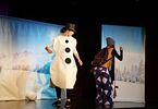 Kobieta przebrana za bałwanka i kobieta w stroju zimowym występują na scenie