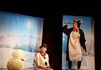 Kobieta przebrana za bałwanka i kobieta w stroju pingwina występują na scenie