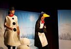 Kobieta przebrana za bałwanka i kobieta w stroju pingwina występują na scenie