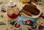 Dzbanek z herbatą, talerz z makowcem i piernikiem oraz kartka świąteczna