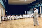 Mężczyzna pokazuje dzieciom ćwiczenia karate