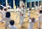Dzieci ćwiczą karate