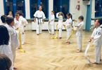 Dzieci ćwiczą karate