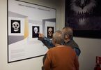 Dwie osoby oglądają wystawę w Muzeum Świata Iluzji