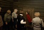 Grupa ludzi ogląda wystawę w Muzeum Świata Iluzji