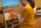 Dziewczynka maluje pejzaż