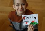Chłopczyk pokazuje obrazek nawiązujący do kultury Japonii