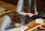 Dziewczynki ryują obrazki nawiązujące do kultury Japonii