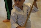 Chłopczyk trenuje w sportowym stroju Japonii