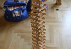 Drewniana konstrukcja przypominająca grę jenga