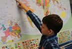 Chłopiec wskazuje na dużej mapie Meksyk
