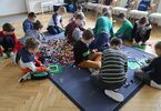 Dzieci bawią się klockami Lego na dywanie