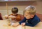 Dzieci tworzą drewnianą konstrukcję