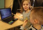 Dzieci korzystają z laptopa